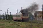 Ein ehemaliger SNCF Triebwagen fhrt am 10.5.2010 mit einer mchtigen Qualmwolke aus  dem Bahnhof Lovrin in Rumnien Richtung Jeremia aus.