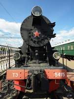 Die Dampflokomotive ТЭ-5415 im Eisenbahnmuseum am Rigaer Bahnhof von Moskau (Mai 2016)