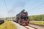 Die Dampflokomotive Л-2331 fährt mit einem Güterzug auf dem Testring in Schtscherbinka am 4.