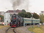 Die Dampflokomotive Л-0022 fährt mit einem Sonderzug auf dem Testring in Schtscherbinka am 2. August 2014. Die Parade der Lokomotive zum 180-jährigen Jubiläum der ersten russischen Dampflokomotive Tscherepanowy.