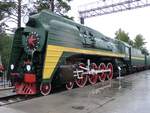 П36-057, Baujahr 1955 war eine 125km/h schnelle 3000PS Lok und steht im Museum für Eisenbahntechnik Nowosibirsk, das ist nach dem Zentralen Eisenbahnmuseum in St. Petersburg Russlands zweitgrößtes Verkehrsmuseum. Aufnahme vom 23.8.2001