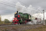 Die Dampflokomotive Su 250-64 fährt mit zwei G-Wagen auf dem Testring in Schtscherbinka am 5.