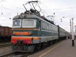 Wieder Bilder von unsere Reise zwischen Moskou und Peking. Die ChS2 – 122 (ЧC2 – 122) ist mit D 110EI Moskva Kurskaja-Novij Urengoj auf Bahnhof Balezino (Бале́зино) am 9-9-2009 zu sehen.