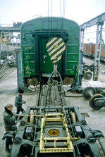 Die Transsibirische Eisenbahn - Am Grenzübergang Manzhouli zwischen Russland und China. Die Fahrgestelle müssen ummontiert werden. Der grund dafür ist die verschiedene Spurweiten. Bild vom Dia. Aufnahme: Juni 1989.