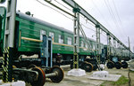 Die Transsibirische Eisenbahn - Am Grenzübergang Manzhouli zwischen Russland und China. Die Fahrgestelle müssen ummontiert werden. Der grund dafür ist die verschiedene Spurweiten. Bild vom Dia. Aufnahme: Juni 1989.