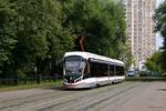 14.08.2017, Moskau (Москва), Straßenbahn des Typs 71-931М #31057 auf der Linie 25 erreicht die Endhaltestelle Ostankino (Останкино).