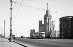 Moskau Tram__T3SU Solo-Tw vor dem gigantischen Wohnhaus 'Kotelnitscheskaja-Uferstrasse' von 1938/52 direkt an der Mündung des Flüsschens Jausa in die Moskwa.