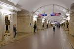 Prächtige Ornamente auch unter der Decke: Die Bahnsteighalle der Station  Puschkinskaja  der Metro der Linie 1 in St. Petersburg, 16.09.2017 