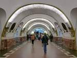 Die Bahnsteighalle der Station  Ploschtschad Wosstanija  der Metro der Linie 1 in St. Petersburg, 16.09.2017 