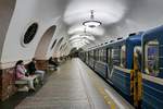 Eine U-Bahn in der Station  Ploschtschad Wosstanija  der Metro der Linie 1 in St. Petersburg, 16.09.2017