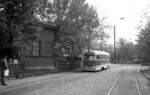 Moskau Tram__MTW-82A 1324 auf Linie 37 abseits des Stadtzentrums mit ortstypischem Holzhaus.__10_1977