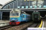 Der Dieseltriebzug D1 475-3 steht am Morgen des 04.08.2005 unter der Hallenschrze des breitspurigen nichtelektrifizierten Teil des ehemaligen Knigsberger Hauptbahnhofs (heute Kaliningrad Jushnii Voksal).