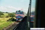 Begegnung des normalspurigen deutschen  Classic Courier  mit einem breitspurigen Dieseltriebzug DR1 auf der Strecke Mamonovo (Heiligenbeil) - Kaliningrad (Knigsberg) am 02.08.2005 in der Nhe des frheren Bahnhofs Kobbelbude.