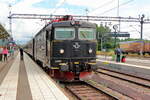 Einfahrt Sj 1340 (S SJ 91 74 106 1340-5 Rc6) in den Bahnhof in Mode am 30.