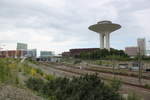 Blick über die Neubauten des neuen Stadtteils Malmö Hyllie. Dominiert wird das ganze durch den über 60m hohen Wasserturm und die Malmö Arena, in der 2013 der Eurovision Song Contest statt fand. Aufnahmedatum: 08.07.2017