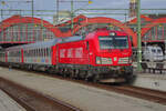 Ein Vectron des Wiener Leasing-Unternehmens ELL im hohen Norden: 193 254 steht in Malmö C bereit zur Abfahrt nach Stockholm. Der Vectron ist trotz des Halterkennzeichens D-Eloc nur für Schweden und Norwegen zugelassen. 21. August 2021