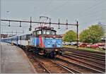 Die SJ Ue 998 rangiert im Kopfbahnhof von Malmö C die Wagen eines angekommenen Zugs aus der Halle auf ein Abstellgeleis.