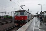 SSRT Rc6 1329 stand am 31.05.2015 bei Regen mit dem IC 93 (Narvik - Boden C) im neuen Bahnhof von Kiruna und wird in kürze sich an die andere Seite des Zwei-Wagenzuges setzten um an ihr Ziel zu kommen.