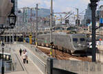 Dieser X2000 hat den Bahnof Stockholm C. soben verlassen und befährt auf der Centralbron (Zentralbrücke) den doppelten Spurwechsel. Stockholm, 5.8.2024