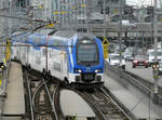 Dieser Vorortszug hat den Bahnhof Stockholm C. soeben verlassen und befährt auf der Centralbron (Zentralbrücke) den doppelten Spurwechsel auf Ablenkung. Stockholm, 5.8.2024