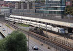 Bei diesem X2000 wird in einem 'Nebenbahnhof' des Bahnhofs Stockholm C. wohl eine Innenreinigung durchgeführt, fotografiert von einer Strassenbrücke. Stockholm, 5.8.2024