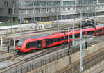 Diesmal ein roter Vorortszug beim Bahnhof Stockholm C., fotografiert von einer Strassenbrücke aus.