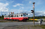 Das letzte Foto des Triebwagens der Inlandsbanan von Oestersund nach Gällivare bei einem Bahnübergang bei Avaviken in der Nachmittagssonne.