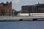 Ein X2 Hochgeschwindigkeitszug der SJ, welcher Stockholm von Malmö oder Göteborg erreicht hat, überquert die Norra Järnvägsbron auf den letzten Metern zum Hauptbahnhof von Stockholm. Das Gebäude über dem Triebkopf ist der Reichstag, das schwedische Parlament.
Stockholm, 27. August 2023