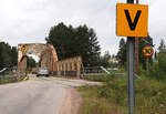 In Sveg zwischen Mora und Oestersund überquert die Inlandsbanan eine spezielle Brücke, auf welcher auch Autos und Fussgänger unterwegs sind. Wir warten auf den Vormittagszug in südlicher Richtung, während Autos und Fussgänger die Brücke über den Fluss Ljusnan überqueren. Sveg, 7.8.2024