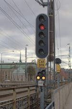 Ein für Schweden typisches Lichtsignal, das gelbe Zuordnungsschild Cst 319 könnte Centralstation heißen, das Signal befindet sich auf der Zentralbrücke. 03.11.2018 12:19 Uhr.