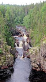 Der Wasserfall bei Ämån am 30. Juni 2022 gesehen aus der Inlandsbahn.