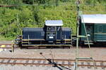 Die Kleindiesellok der Skandinaviska Jernbanor mit der Bezeichnung S-BTJB 98 74 2200 211-1 steht im Bahnhof Uddevalla C vor einigen Reisezugwagen der Bahngesellschaft.