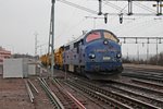 TMX 1016 (ex. DSB Mx 1016) von GrandNordic am 31.05.2015 mit ein paar Schotterwagen im neuen Bahnhof von Kiruna abgestellt.