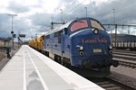 Durchfahrt am 01.06.2015 von TMX 1016 (ex. DSB Mx 1016) von GrandNordic mit fünf Schotterwagen im neuen Bahnhof von Kiruna und fuhr gen Abstellgleis.