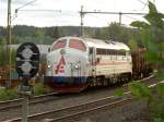 Inlandsgods TMY 1132 vor einem Holzzug auf der Strecke von nge nach Sundsvall am 17.07.2006 um ca.