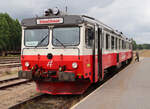 Dieseltriebwagen 1356 der Inlandsbanan auf der Fahrt von Oestersund nach Mora im Bahnhof Sveg.