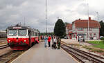 Verkehrt einmal täglich im Sommer: Dieseltriebwagen 1356 von Oestersund nach Sveg. Ein paar Minuten Aufenthalt, die Lokführerin kontrolliert den Triebwagen und die Fahrgäste geniessen die frische Luft. Rechts das schmucke Bahnhofgebäude. Sveg, 8.8.2024