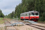 20 Min. Aufenthalt im Bahnhof Fagelsjö mitten in der Prärie. Vier Stunden nach der Abfahrt in Oestersund ist diese Pause sehr willkommen. Wir sehen hier die Front des Triebwagens mit der Stirnbeleuchtung und das Ausfahrsignal für die Gegenseite zeigt Fahrt! Das passt, wir kommen ja in rund vier Stunden wieder hier vorbei... Fagelsjö, 8.8.2024