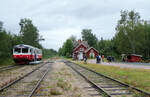 Auf der Rückfahrt von Mora nach Oestersund wieder 20 Min. Aufenthalt im Bahnhof Fagelsjö mitten in der Prärie. Rechts am Bildrand sieht man das 'Bahnhofsrestaurant' (Verkaufsstand) und die Sitzgelegenheiten. Die meisten Fahrgäste stehen aber lieber... Fagelsjö, 8.8.2024