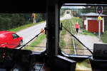 Ein Unikum, das sieht man nicht allzu oft! Vor dem Befahren der Eisenbahn-/Auto-/Fussgängerbrücke: der Triebwagen der Inlandsbanan hält an, die Ampel an der Strasse zeigt schon seit