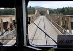 Freie Fahrt für den Triebwagen der Inlandsbanan auf der Eisenbahn-/Auto-/Fussgängerbrücke über den Fluss Ljusnan.