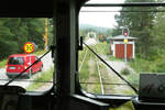 Auf der Fahrt Richtung Norden hält der Triebwagen der Inlandsbanan vor der Eisenbahn-/Auto-/Fussgängerbrücke in Sveg an.