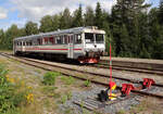 Triebwagen der Inlandsbanan von Gällivare nach Oestersund in Sorsele mit einer anderen Farbgebung in der Nachmittagssonne. Sorsele, 9.8.2024