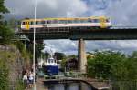 Hverud Schleusen Trogbrcke und Dieseltriebwagen Y1 aus den 80er Jahren. Gesehen am 12.07.2012