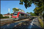 Endstation: Den Bahnhof Västervik an der Ostsee erreichen die Y31/32 Triebwagen von Krösatågen nur dreimal am Tag. Am Abend des 19.08.2024 wartet der Krösatågen Nr. 1423 auf die Abfahrtszeit (18:07 Uhr). Umfangreiche Gleisanlagen im Hintergrund zeugen von einst regem Güterverkehr von und zum Hafen der Stadt. Auf dem Dreischienengleis im Vordergrund verkehren in der Hauptsaison Triebwagen der Smalspåret Västervik - Hultsfred. Die Schmalspur-VT stammen aus den 1950er Jahren und haben eine Spurweite von 891 mm.