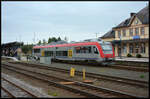 Der Krösatågen Triebwagen Nr. 1423 fährt am 23.08.2024 pünktlich auf Gleis 2 in den Bahnhof Hultsfred ein. Nachschuss.