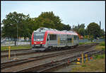 Der Krösatågen Triebwagen Nr. 1423 fährt am 23.08.2024 pünktlich auf Gleis 2 in den Bahnhof Hultsfred ein.