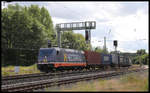 Zu den wenigen am Sonntag nachmittag des 13.7.2019 verkehrenden Güterzügen auf der Rollbahn gehörte dieser Containerzug mit Hectorrail Lok 241003.