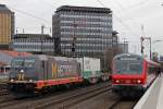 Hectorrail 241.004 am 26.1.14 mit einem KLV in Düsseldorf-Rath.Rechts daneben die S6 nach Essen Hbf.