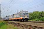 Hector Rail 241 008  Galore  ist mit der als Wagenlok eingereihten 241 007  Bond  und einem KLV-Zug in Diepholz am 11.08.15 in Richtung Osnabrück unterwegs.